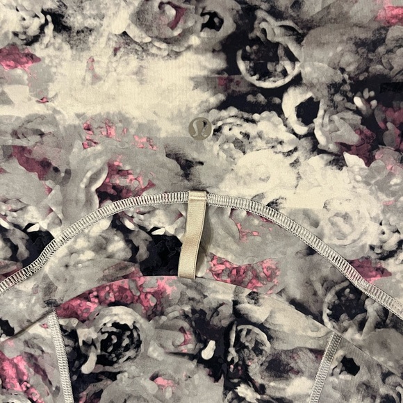 New without tags Lululemon zip jacket with zip pockets. Size 4 - Picture 9 of 9